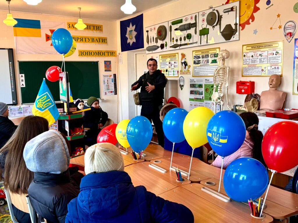 Учні уважно слухають рятувальника