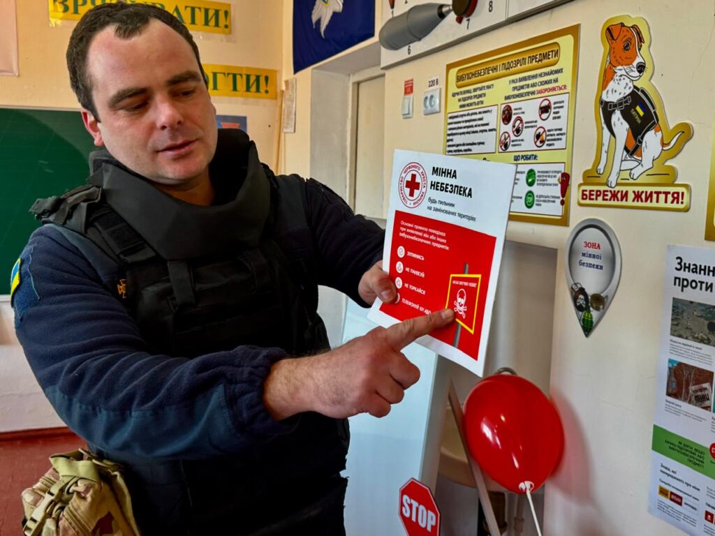 Рятувальник розповідає школярам про вибухонебезпечні предмети