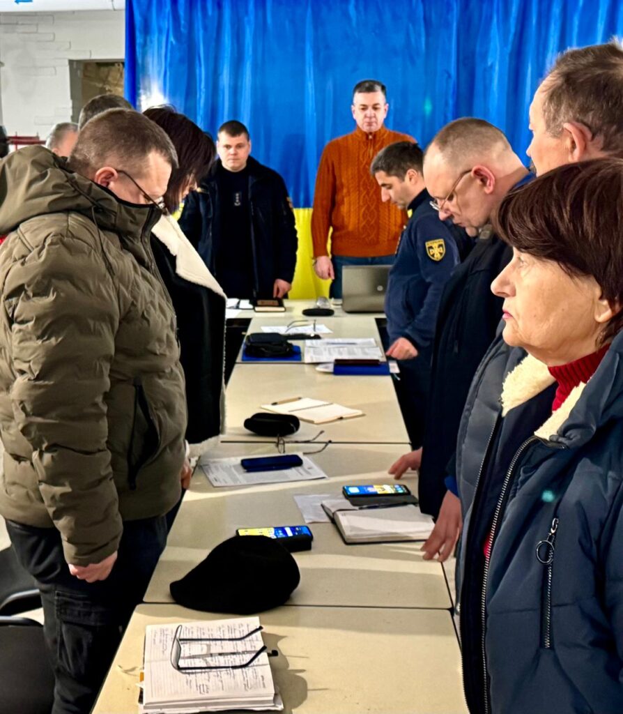 Члени комісії ТЕБ і НС вшановують хвилиною мовчання пам'ять героїв Небесної Сотні та всіх полеглих за 11 років російсько-української війни