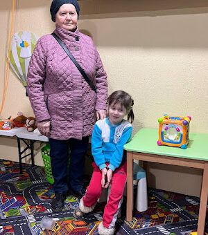 Бабуся Галина – неймовірно сильна духом жінка, яка пережила страшні втрати, в похилому віці тримає на своїх раменах всю родину, водить внучку до хабу кожного робочого дня для повноцінного розвитку дитини