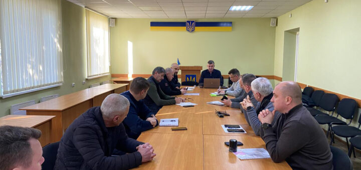 У світлій кімнаті за довгим столом сидять керівний склад та фахівці органів управління і спеціалізованих служб цивільного захисту Херсонської районної ланки підсистеми єдиної державної системи цивільного захисту Херсонської області