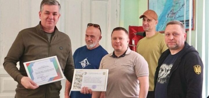 Восьма група фахівців, які працюють на Херсонщині, завершила курс з основ базової військової підготовки