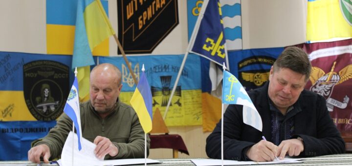 Голова Чопської міської ради Валерій Самардак та начальник Білозерської СВА Ігор Острівний підписують Меморандум про співробітництво між Чопською міською радою та Білозерською селищною радою Херсонської області