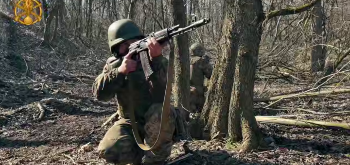 Зображено воїна ЗСУ