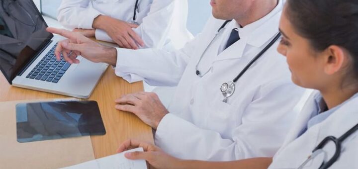 Хто може бути представником людини під час оцінювання експертною командою?