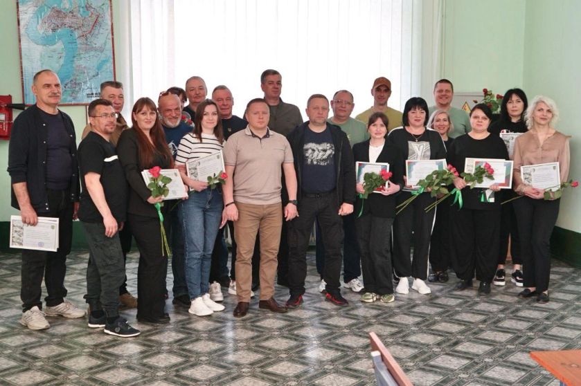 Восьма група фахівців, які працюють на Херсонщині, завершила курс з основ базової військової підготовки