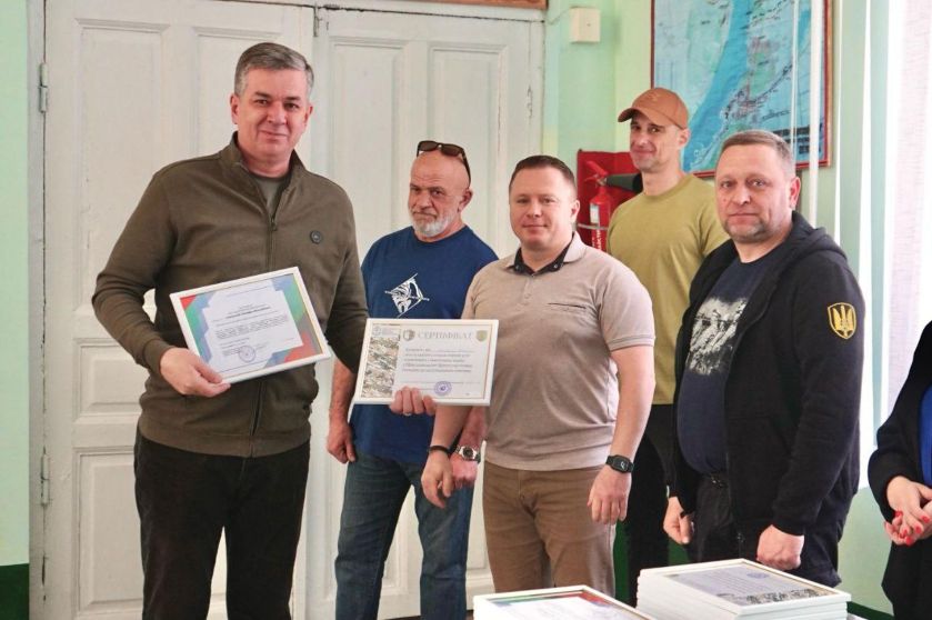 Восьма група фахівців, які працюють на Херсонщині, завершила курс з основ базової військової підготовки