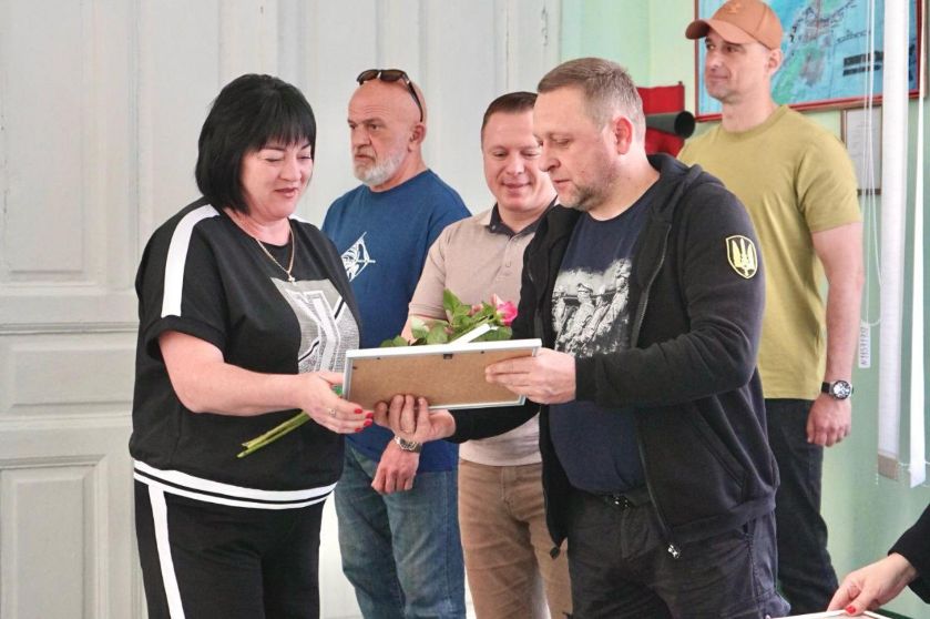 Восьма група фахівців, які працюють на Херсонщині, завершила курс з основ базової військової підготовки