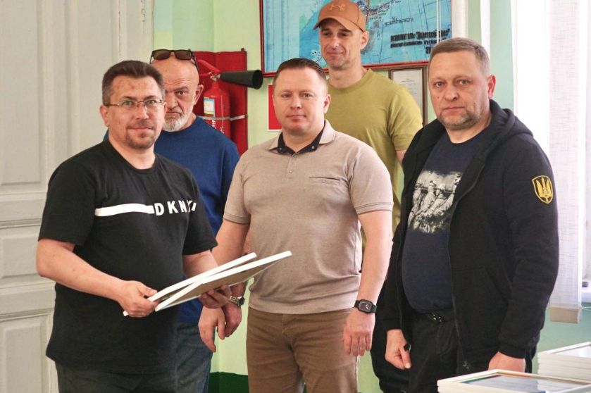 Восьма група фахівців, які працюють на Херсонщині, завершила курс з основ базової військової підготовки