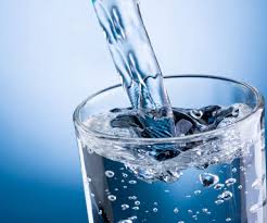 Зображено склянку, яка наповнюється водою