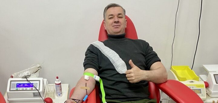 Михайло Валерійович Линецький здає кров для потреб ЗСУ