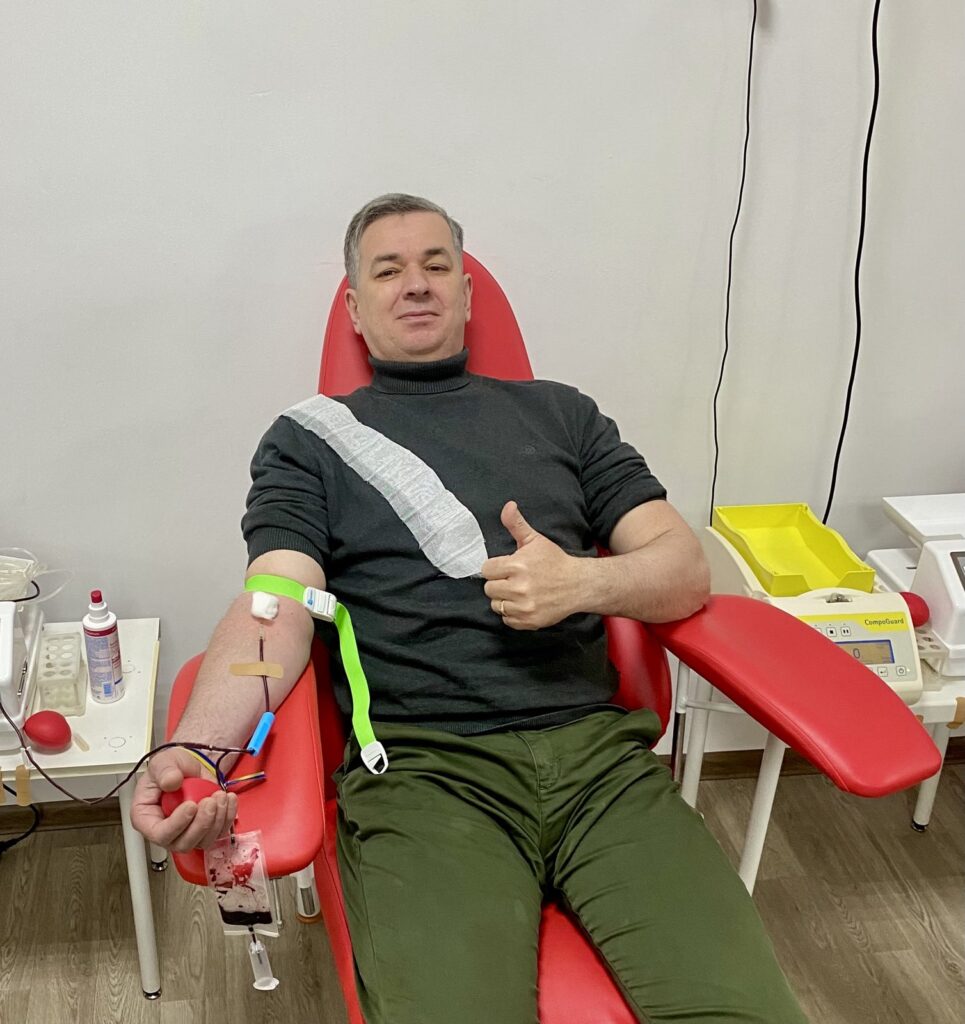 Михайло Валерійович Линецький здає кров для потреб ЗСУ