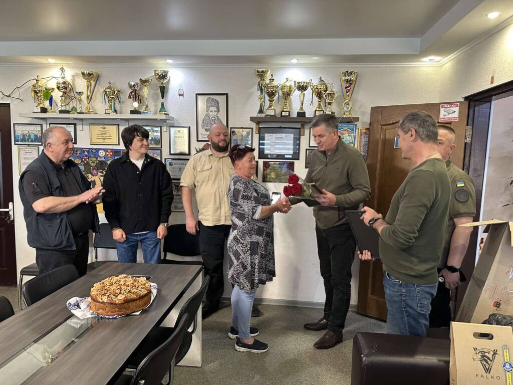 Михайло Линецьки дарує квіти Наталії Панашій