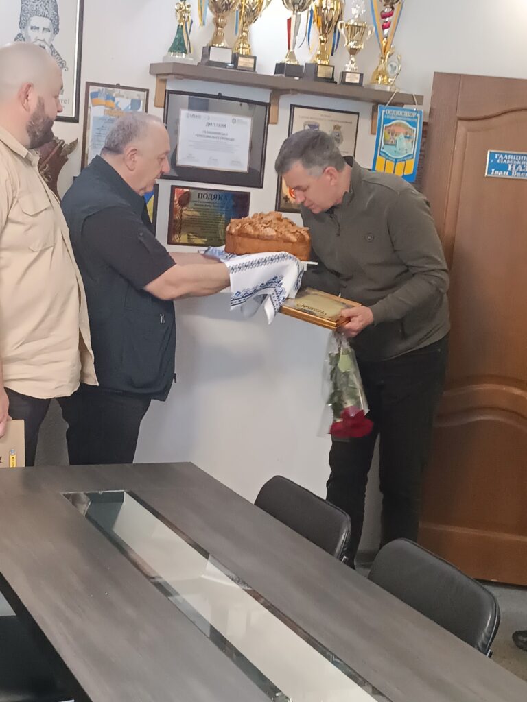 Михайло Линецький приймає хліб з сіллю від голови Івана Назара