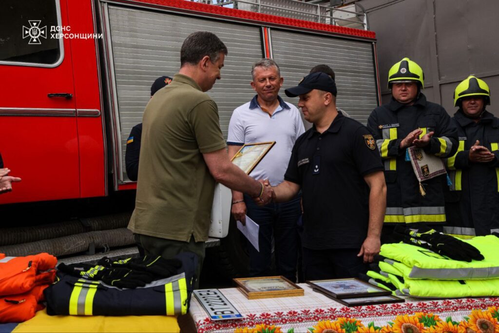 Михайло Линецький вручає пожежнику почесну грамоту