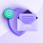 На зображенні представлено ілюстрацію конверта з листом всередині, розташованого перед щитом. Зліва від щита також знаходиться кругла іконка із зеленою галочкою. Конверт і щит мають відтінки фіолетового кольору, а галочка – зелена з білим. Фон зображення – градієнт світло-фіолетового кольору. Це зображення символізує захищене або перевірене повідомлення, вказуючи на те, що електронний лист чи повідомлення автентифіковане та має захист. Щит уособлює безпеку, а галочка – підтвердження або схвалення.