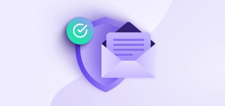 На зображенні представлено ілюстрацію конверта з листом всередині, розташованого перед щитом. Зліва від щита також знаходиться кругла іконка із зеленою галочкою. Конверт і щит мають відтінки фіолетового кольору, а галочка – зелена з білим. Фон зображення – градієнт світло-фіолетового кольору. Це зображення символізує захищене або перевірене повідомлення, вказуючи на те, що електронний лист чи повідомлення автентифіковане та має захист. Щит уособлює безпеку, а галочка – підтвердження або схвалення.