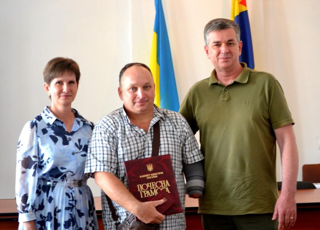 Михайло Линецький вручає Почесну грамоту Сергію Суманєєву