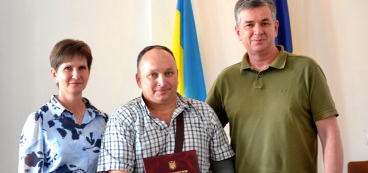 Михайло Линецький вручає Почесну грамоту Сергію Суманєєву