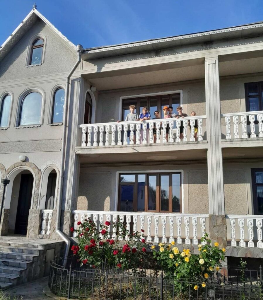 великий гарний двоповерховий будинок з балконами на першому та на другому поверхах