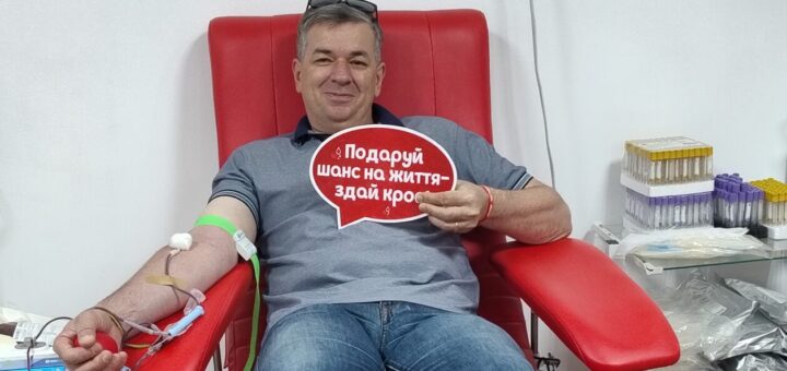 Михайло Линецький здає кров