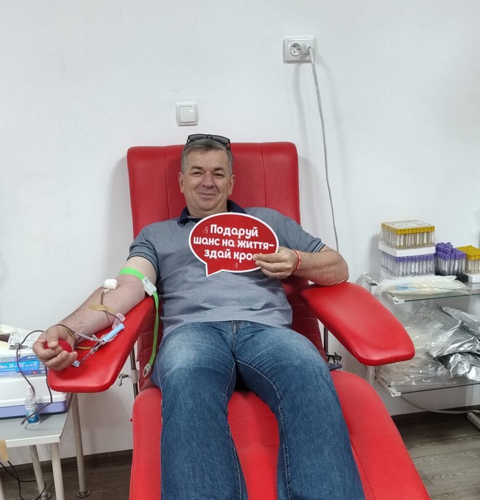 Михайло Линецький здає кров