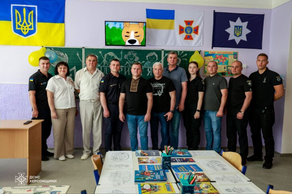 у класі безпеки біля дошки стоїть група людей, які приклали максимум зусиль для його відкиття