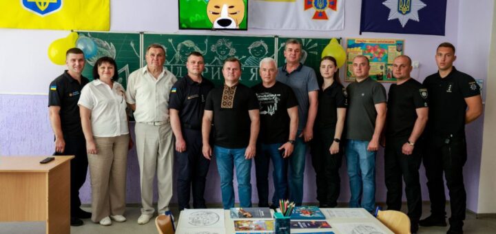 у класі безпеки біля дошки стоїть група людей, які приклали максимум зусиль для його відкиття