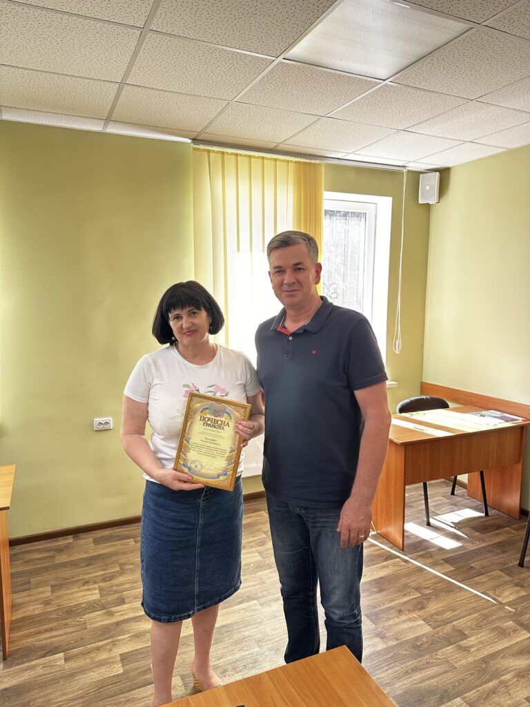 Михайло Линецький вручає та Адріанова Світлана Олександрівна