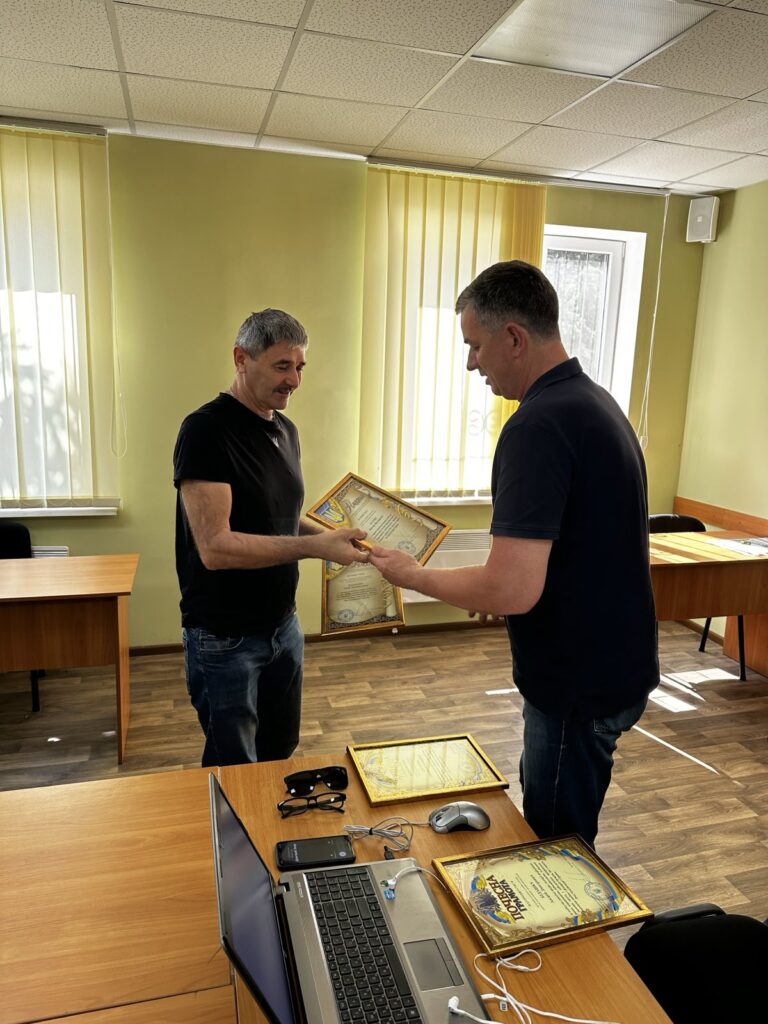 Михайло Линецький вручає подяки працівникам Станіславської громади начальнику Станіславської громади Олександру Бабуцькому