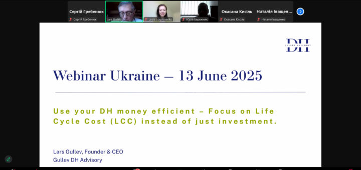 На зображенні — титульний слайд вебінару в Zoom із написом: "Use your DH money efficient – Focus on Life Cycle Cost (LCC) instead of just investment." Виступає Lars Gullev, засновник Gullev DH Advisory. Заклик — використовувати кошти на теплопостачання з урахуванням повного життєвого циклу витрат.