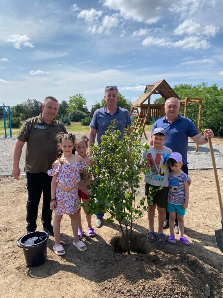 Михайло Линецький, Андрій Сидоренко та Сергій Петроченко разом з дітками біля щойно висадженої липи