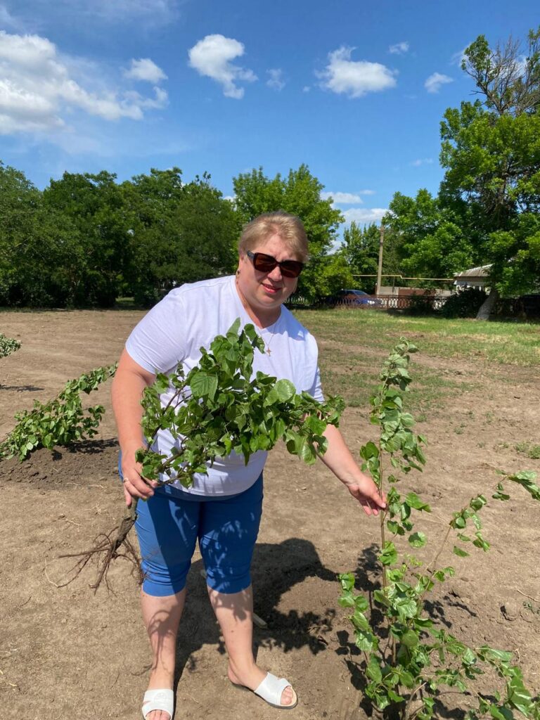 Наталя Жилка з саджанцями липи