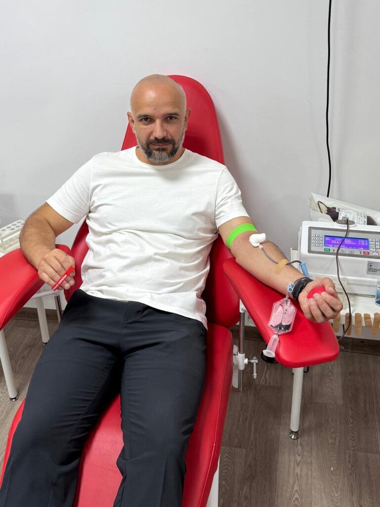 Юліан Лучко здає кров