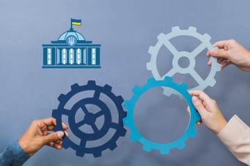 Ілюстрація з трьома руками, що тримають різнокольорові взаємозв’язані шестерні. На фоні — будівля з українським гербом і прапором. Символізує взаємодію громадськості, держави та механізмів співпраці."