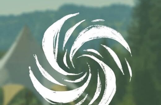 На зображенні — афіша заходу «ФРІ-табір “ВИР”», присвяченого ФРІшникам, які загинули на війні. На фоні — розмитий природний пейзаж з наметами та деревами. Текст українською: «ФРІ-табір “ВИР” на честь ФРІшників, які загинули на війні. Дата: 4–9 серпня. Локація: Львівська область».