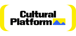 На білому тлі зображено логотип із написом «Cultural Platform» чорними жирними літерами. Праворуч — жовтий прямокутник із синім стилізованим елементом, що нагадує гору або пейзаж. Логотип обрамлений двома жовтими дугоподібними лініями зліва і справа, що створюють динамічну композицію.