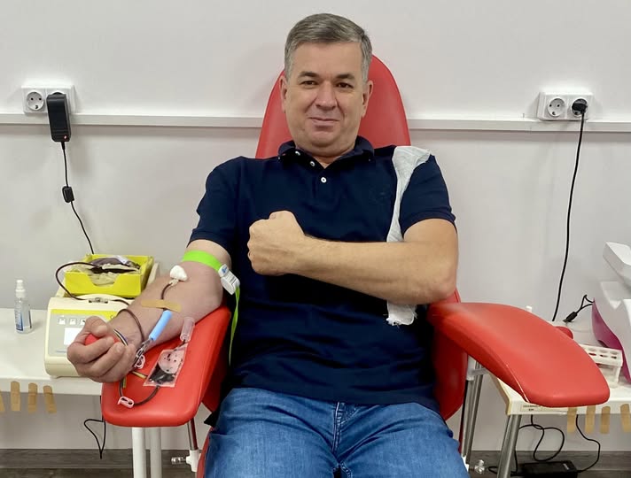 Михайло Валерійович Линецький здає кров