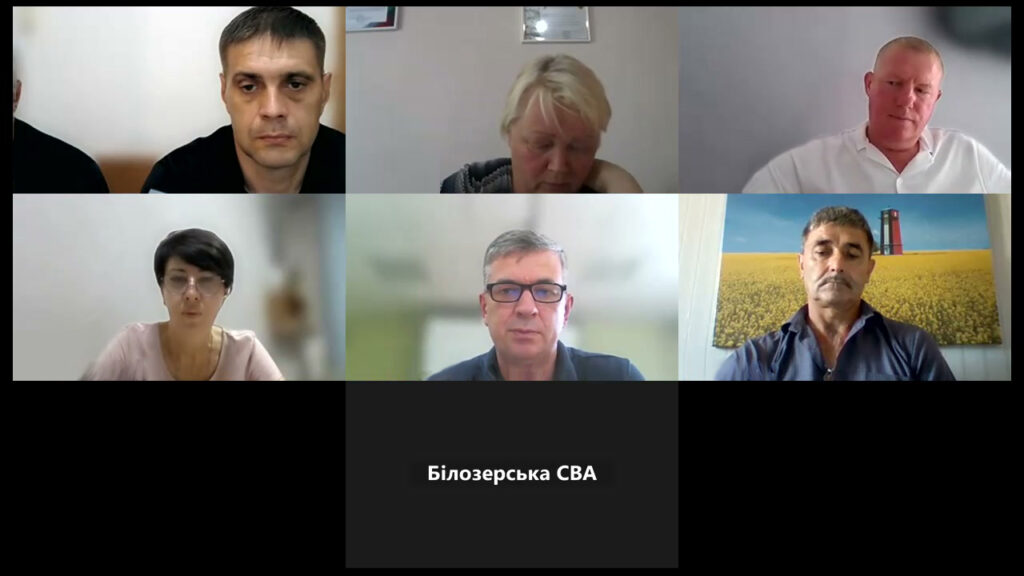 Скріншот zоom-засідання з 7 учасниками. Один учасник з вимкненою камерою. Вікна відеозв’язку мають різні фони, що свідчить про участь із різних локацій.