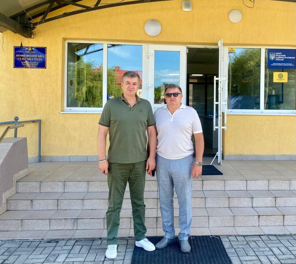 Михайло Линецький та Володимир Гутник біля будівлі Зимноводівської сільської ради