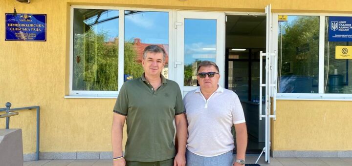 Михайло Линецький та Володимир Гутник біля будівлі Зимноводівської сільської ради