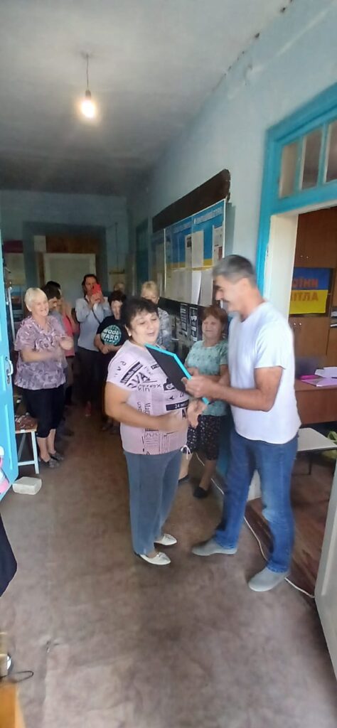 Олександр Бабуцький вручає Почесну грамоту та Подяку начальника Херсонської районної державної (військової) адміністрації  медичній працівниці зі Станіславської ТГ 