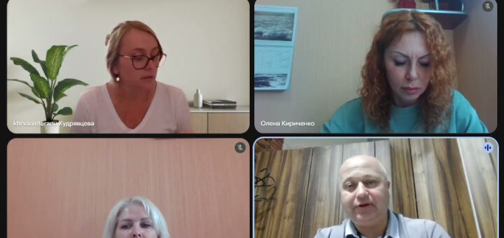 Скріншот онлайн-зустрічі в Google Meet із п’ятьма учасниками. Кожен у власному відеовікні, з іменами учасників. Інтерфейс містить стандартні кнопки керування та код зустрічі. Атмосфера — ділова, дистанційна співпраця.