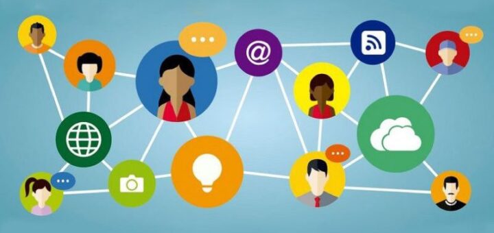 На синьому фоні — піктограми, з’єднані лініями: глобус, камера, лампочка, хмара, символ RSS, знак електронної пошти (@). Серед піктограм — аватари людей різного вигляду, що символізують глобальну мережу. Деякі аватари мають поруч бульбашки з трьома крапками, що вказує на активне спілкування. Загальна композиція передає ідею взаємодії, обміну інформацією та онлайн-зв’язку.
