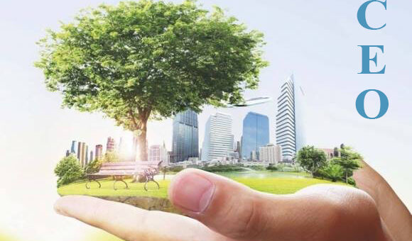 Цифрова ілюстрація: велика людська рука тримає мініатюрне міське середовище. У композиції — зелене дерево, лавки в парку та сучасні хмарочоси на задньому плані. Освітлення — денне, яскраве. Праворуч — вертикальні літери «C», «E», «O» синім кольором.
