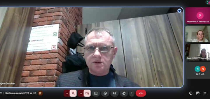 Скріншот відеозустрічі, виступає Сергій Гончар: на головному екрані він сидить перед цегляною стіною та дерев’яними шафами. На стіні — плакат із порівнянням «Державні службовці» (✔) і «Чиновники» (✘), з відповідними характеристиками. Праворуч — мініатюрні вікна інших учасників