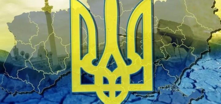 Зображення з великим жовто-блакитним тризубом — державним гербом України. Фон складається з карти України з позначеними межами областей. Під картою — текстура потрісканої землі, що символізує випробування чи розділення. Ліворуч ледь помітний монумент Незалежності в Києві.