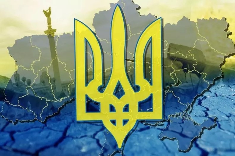 Зображення з великим жовто-блакитним тризубом — державним гербом України. Фон складається з карти України з позначеними межами областей. Під картою — текстура потрісканої землі, що символізує випробування чи розділення. Ліворуч ледь помітний монумент Незалежності в Києві.