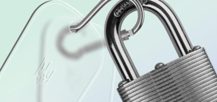 Металевий замок у відкритому положенні з прозорою біркою на дужці, на фоні м’якого градієнта від зеленого до блакитного