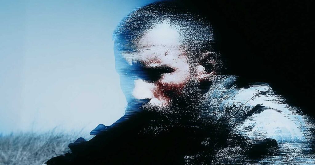 Стилізований портрет людини у тактичному спорядженні, з ефектами цифрових спотворень та контрастним освітленням — ліва частина світла, права затемнена.